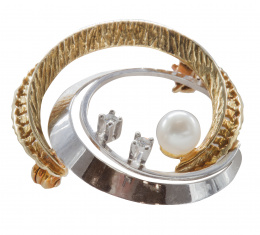 229.  Broche circular calado en oro bicolor con perla y dos zafiros blancos