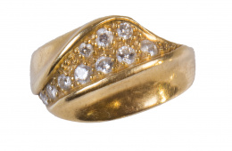 122.  Sortija asimétrica con una banda de pavé brillantes en diagonal, entre paredes elevadas