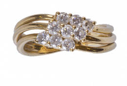 124.  Sortija con tres líneas de brillantes en montura de tres aros curvos en el frente