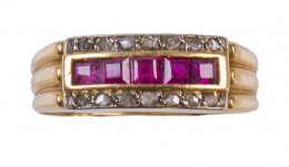 99.  Sortija portuguesa de pp. S. XX con línea central de rubíes talla carré flanqueada por dos bandas de diamantes