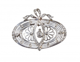 271.  Broche oval Belle epoque portugués de diamantes, encabezada por adorno de lazo