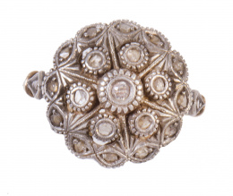 65.  Sortija S. XIX con rosetón de diamantes en frente bombée