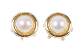 192.  Conjunto de collar con pendientes con perla central sobre marco de oro