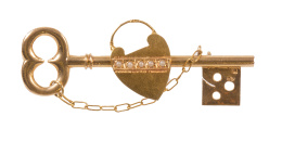 37.  Broche S. XIX en forma de llave con candado central de corazón decorado con perlitas
