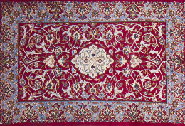 1079.  Alfombra isfahan de campo rojo y cartucho central, decoración de palemtas y hojas.Persia