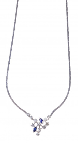 254.  Gargantilla con centro de once brillantes y dos zafiros marquisse engastados en garras a diferentes alturas 