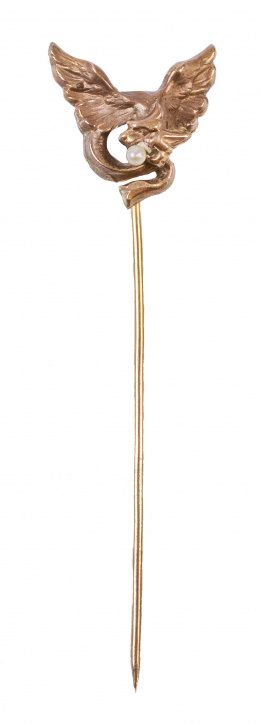 110.  Alfiler Art Nouveau francés con dragón alado sosteniendo una perla fina en la boca