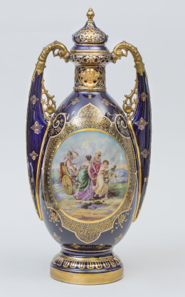 960.  Jarrón de estilo orientalista de porcelana esmaltada y dorada, con cartela decorativa.Quizás Viena, último cuarto del S. XIX