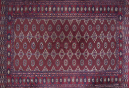 1081.  Alfombra bukara de campo rojo y elementos geométricos