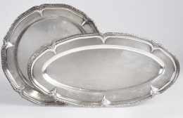 525.  Dos fuentes en plata, una redonda y otra oval, decoradas con hojas de acanto en el alero, S. XX.