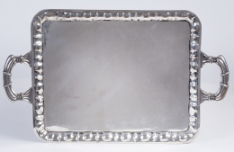 1217.  Bandeja rectangular en plata, con asas gallonadas. Con marcas.S. XX.