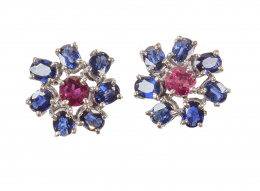 211.  Pendientes en forma de flor con rubí central rodeado de zafiros ováles a modo de pétalos
