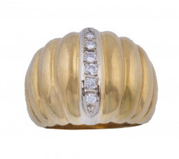 139.  Sortija ancha gallonada con línea central de brillantes