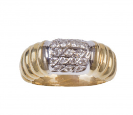 159.  Sortija con frente rectangular de pavé de brillantes en montura gallonada