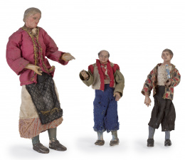 1030.  Lote de figuras de belén en madera y estopa, compuesto por una anciana, un niño y un señor.Trabajo italiano, S. XIX.
