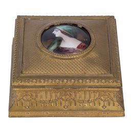 993.  Caja en metal dorado, óvalo con busto femenino en esmalte.Trabajo francés, h. 1920-1930.