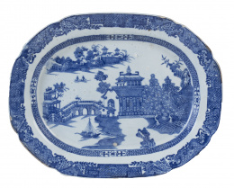 600.  Fuente en loza estampada, con decoración en azul, de "willow pattern".Inglaterra, S. XIX.