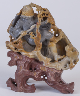 1138.  Hombre sonriente bajo flores tallado en piedra jabón.Trabajo chino, S. XIX