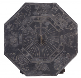 868.  Reloj de sol octogonal en pizarra, con decoración grabada.Fechado en 1710.