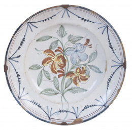 522.  Plato de cerámica esmaltada con ramillete de flores y guirnaldas en el alero.Ribesalbes, primera mitad del S. XIX