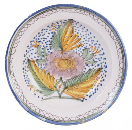 521.  Plato de cerámica esmaltada con flor en el asiento.Ribesalbes, S. XIX.