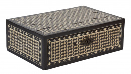 1153.  Caja en hueso y ébanoTrabajo indoportugués, S. XVII - XVIII.