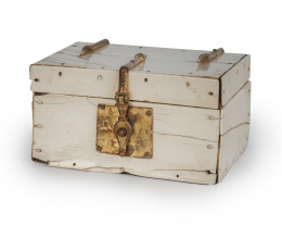 1039.  Caja de marfil rectangular de tapa plana con alma de madera y herrajes en dorado.Trabajo sículo-árabe, Sicilia, S. XIII.