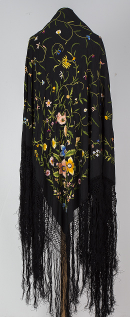 595.  Mantón de “Manila” en seda negro, bordado con flores en hilos de color.Quizás trabajo cordobés pp. del S. XX.