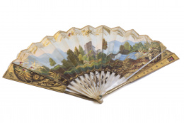 1038.  Abanico con país de papel pintado con una campesina y un soldado en un paisaje, varillas de metal y padrones de nácar dorados, reverso con un paisaje.Trabajo italiano, h. 1820-1830.