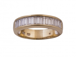 66.  Sortija media alianza de diamantes talla baguette