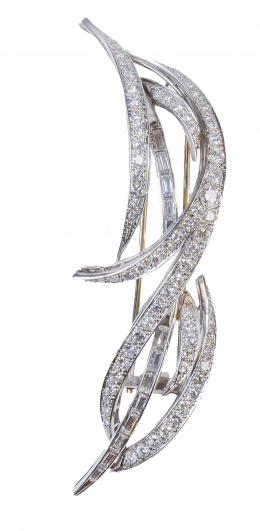 136.  Broche años 50 de platino y brillantes en hojas estilizadas entralezadas, sobre una línea de diamantes talla baguettte