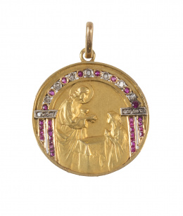 50.  Medalla colgante de pp. S. XX con escena religiosa, adornada con rubíes y diamantes