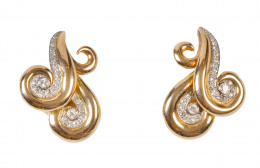 318.  Pendientes años 40 con roléos de brillantes oro rosa combinados a modo de abanico