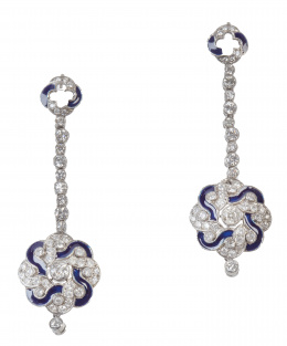 334.  Pendientes largos Art-Decó de brillantes y esmalte azul, con flores unidas por rivière de brillantes