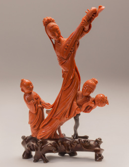 557.  Coral  con tres figuras de músicos talladoTrabajo Chino, S. XIX