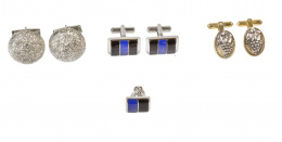 352.  Tres pares de gemelos vintage, con lapislázuli y ónix, otros en metal con decoración de racimo, otros circulares