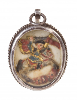 510.  Medalla devocional de marfil tallado y policromado, por un viril Santiago matamoros y por el otro La Crucifxión de Cristo con San Antonio y otro Santo. Marco de plata a cordoncillo.Trabajo mejicano, S. XVIII