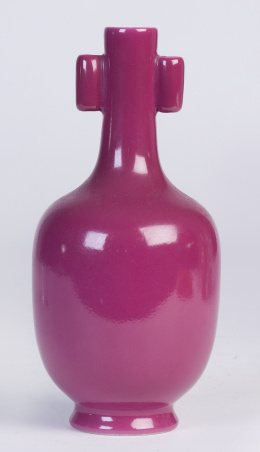 1097.  Jarrón esmaltado en rosa fucsia. Con marcas.china, S. XIX-XX