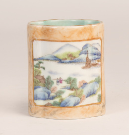 1099.  Pincelera de porcelana esmaltada en rosa, con dos cartelas decorativas de paisajes.China, S. XIX - XX.