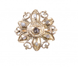 7.  Sortija S. XIX en forma de flor con diamante elevado en el centro y un diamante en cada pétalo
