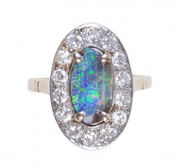 251.  Sortija lanzadera de pp. S. XX con ópalo central oval olado de brillantes