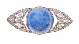 249.  Broche de pp. S. XX con cabuchón central de lapislázuli en marco ojival calado de diamantes