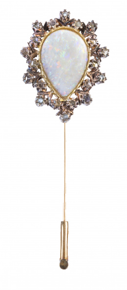 130.  Alfiler isabelino con cabuchón de ópalo en forma de gota y doble orla de diamantes