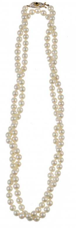 144.  Collar largo de perlas cultivadas con cierre zafiro