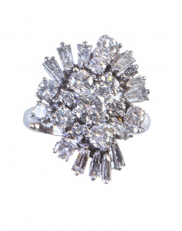321.  Sortija a modo de racimo de brillantes y diamantes talla trapecio con un brillante central de 0,50 ct aprox