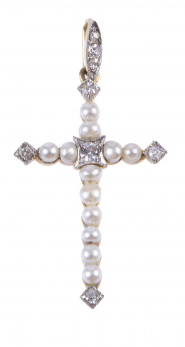 264.  Cruz colgante de pp. S. XX de perlas finas con brillantes en el centro y en los extremos