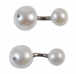 187.  Gemelos dobles de perlas cultivadas con un brillante en la de mayor tamaño