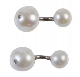 187.  Gemelos dobles de perlas cultivadas con un brillante en la de mayor tamaño