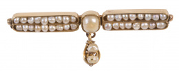 5.  Broche de pp. S. XIX con perla fina central flanqueada por dos líneas de perlitas de aljófar