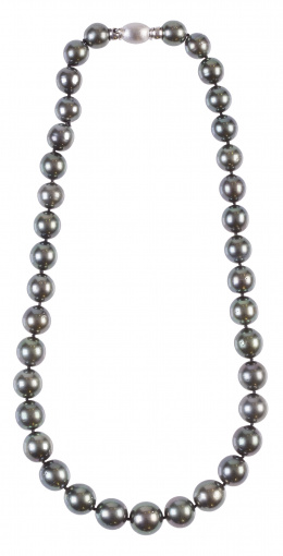 186.  Collar de perlas de Tahití con cierre de tonel en oro blanco de 18K
